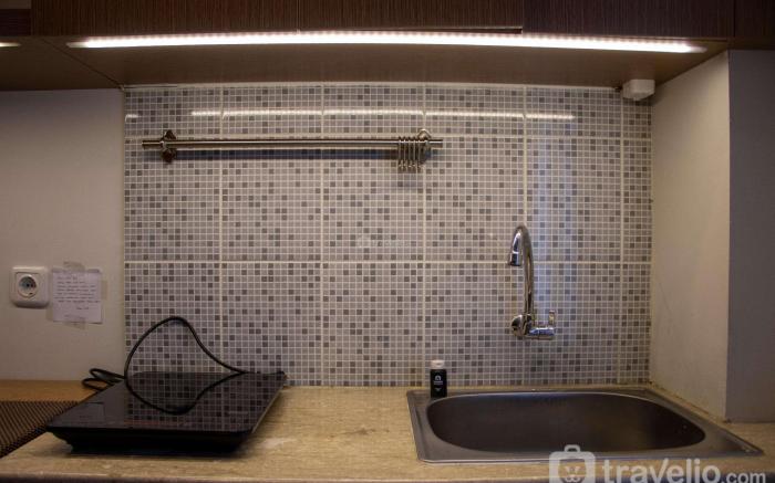 Modern and Classic 1BR at Evenciio Apt By Travelio