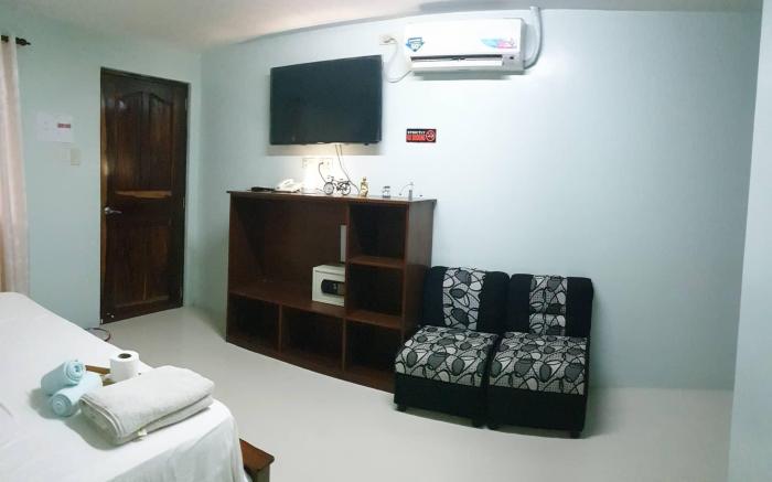 comfy quite room with beach getaway