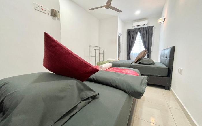 Cheerful 4BR Home II w/ Karaoke | Netflix, 12PAX