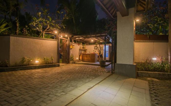 Bale Seminyak Petitenget Beach 