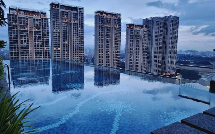 Pavilion 2 Revo l Sky Pool 2-3 pax LS25