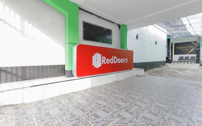 RedDoorz near Mayapada Hospital Surabaya