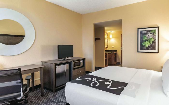 La Quinta Inn & Suites by Wyndham Naples Downtown