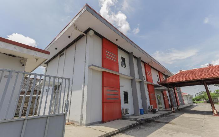 RedDoorz near T1 Juanda Airport