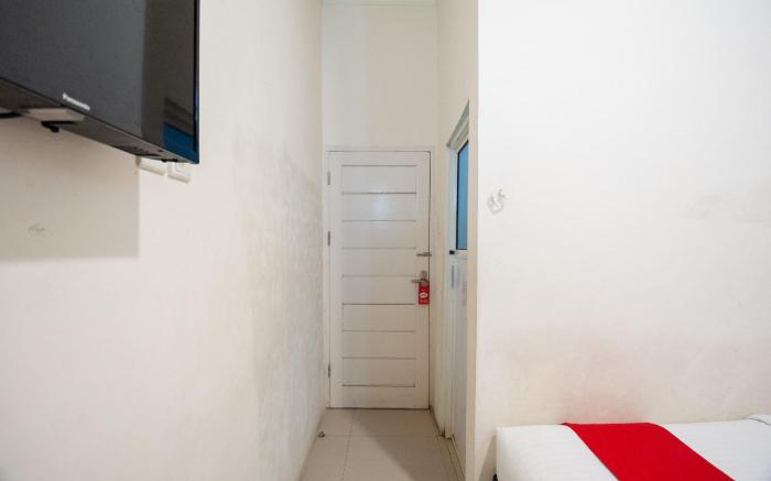 RedDoorz Syariah near Pantai Padang 2