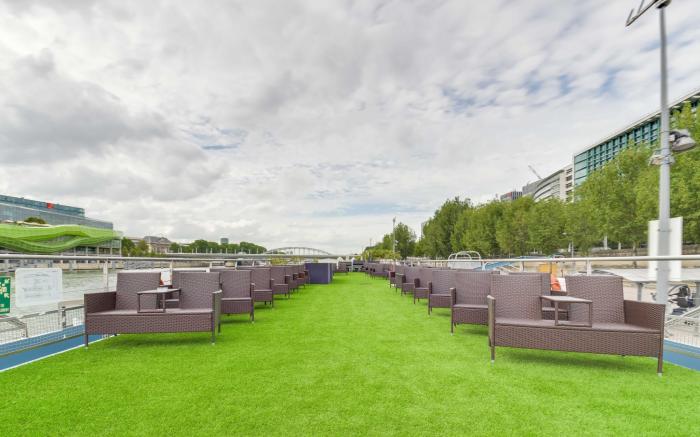 Le VIP Paris - Yacht Hotel