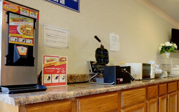 Americas Best Value Inn & Suites Macon at Eisenhower Pkwy