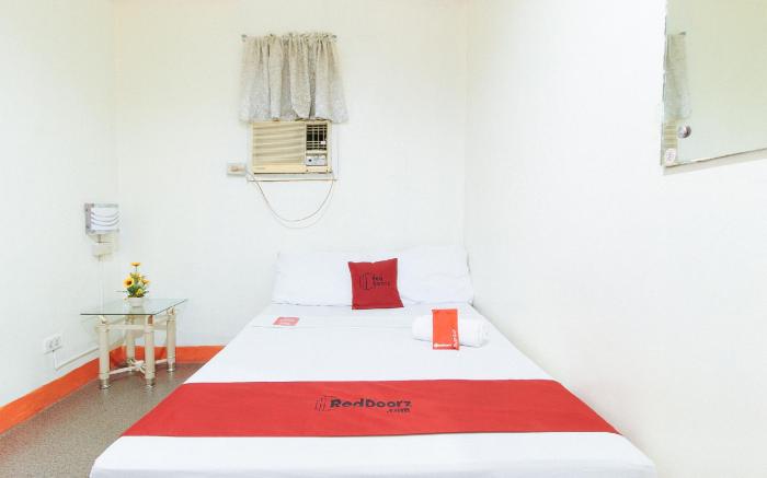 RedDoorz @ Golden Travellers Inn Antique