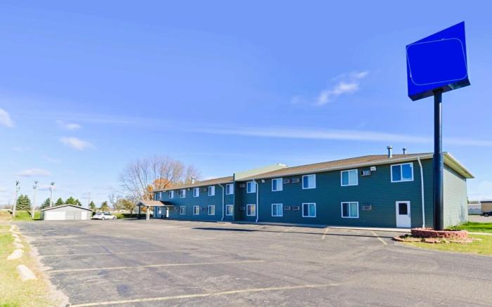 Love Hotels Staples by OYO at HWY 10 MN