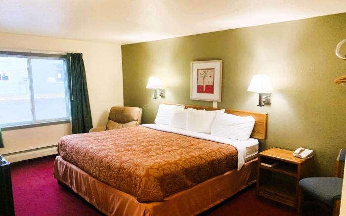 Love Hotels Staples by OYO at HWY 10 MN