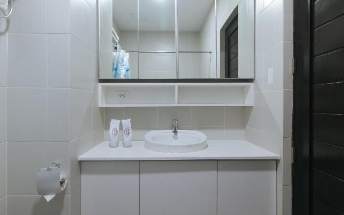 RedDoorz @ Leoncia Apartelle Mandaue City