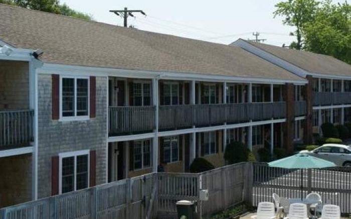 Holiday Hill Inn & Suites