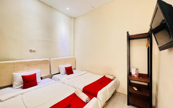 RedDoorz near Alun Alun Sidoarjo