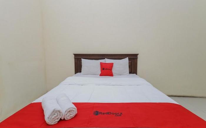 RedDoorz Plus near Museum Angkut Batu 4