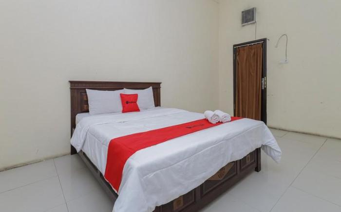 RedDoorz Plus near Museum Angkut Batu 4