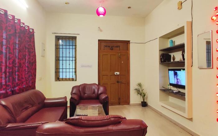D Square home stays near white town