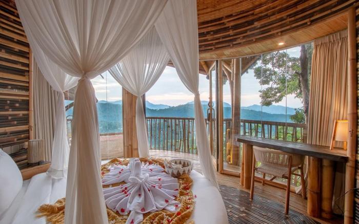 Avana Curve Cliffside Bamboo Villa with Pool