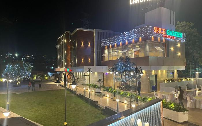 Hotel Landmark Aura