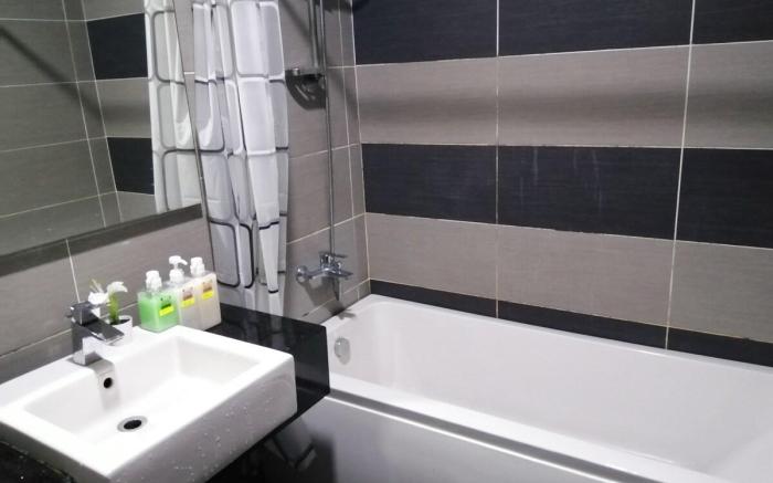 B23~KSL Mall~Bathtub ~ Netflix ~ Pool View ~ 5 pax