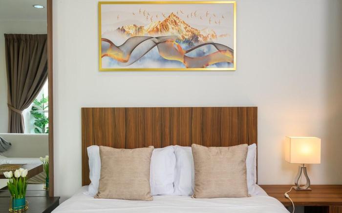 Comfy Studio/Gurney/Mansion One