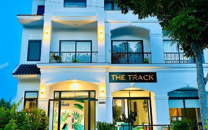 The Track Homestay - Near Bai Dai Beach