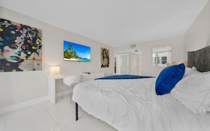 Bay Overlooking Condo With Balcony