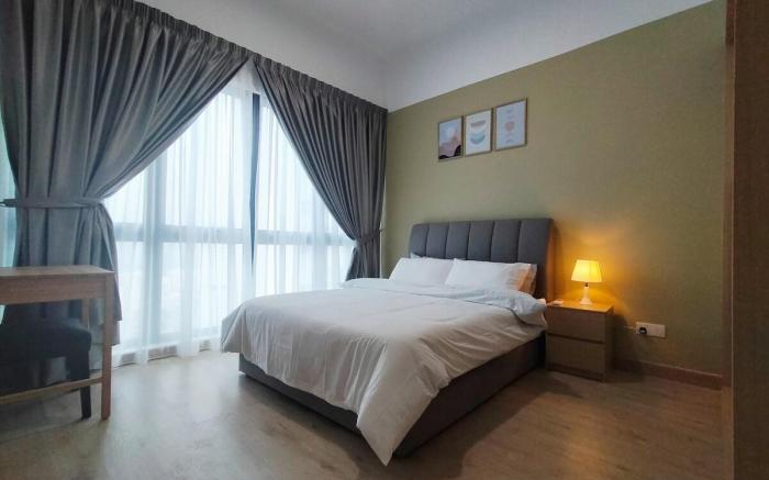 One Room 50mShopping Mall Monorail Breezy