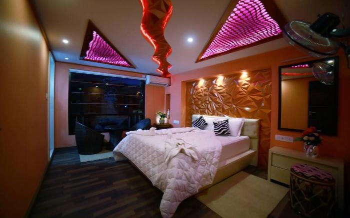 Premium Houseboat
