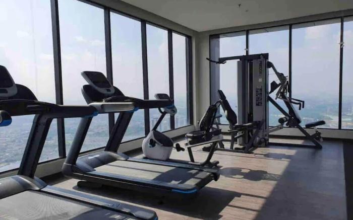 Sky pool 4 star hotel grade stay in i-City 13