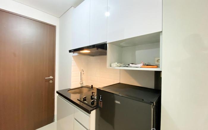 Nice and Cozy Studio Transpark Juanda By Travelio