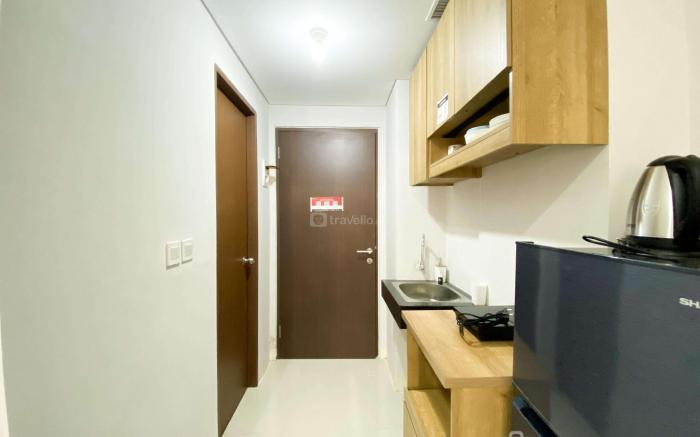 Chic Cozy Studio at Transpark Juanda By Travelio
