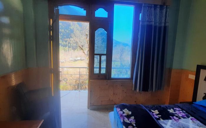 New mountain face cafe & guest house