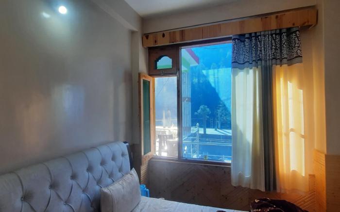 New mountain face cafe & guest house
