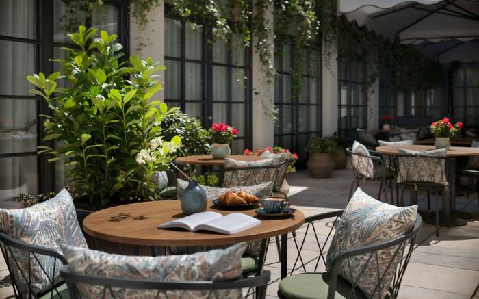 Stradom House, Autograph Collection