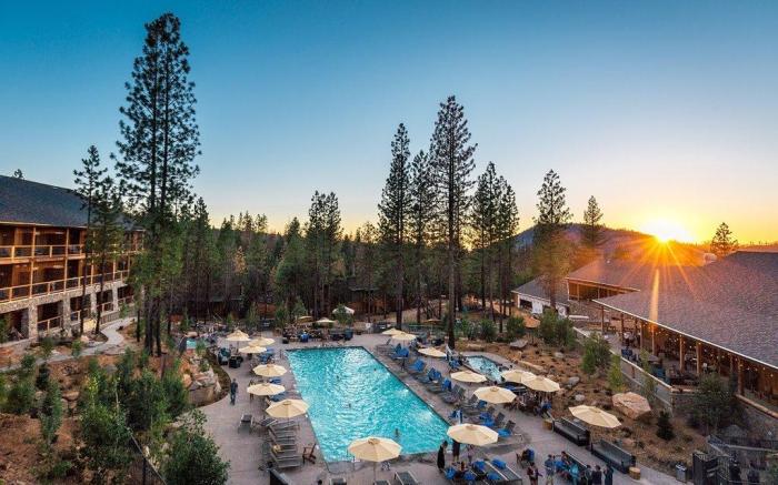 Rush Creek Lodge at Yosemite