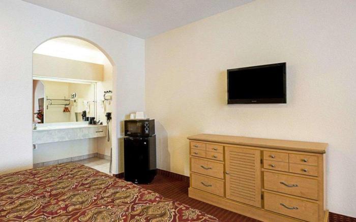 Scottish Inn & Suites - IAH Airport