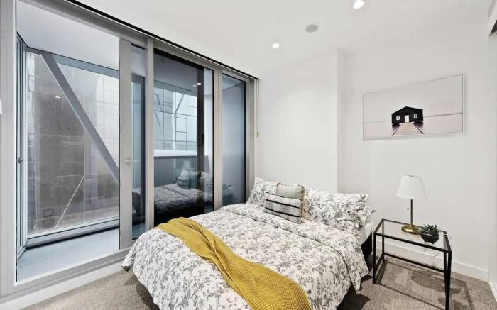 A Comfy Apt Next to Southern Cross