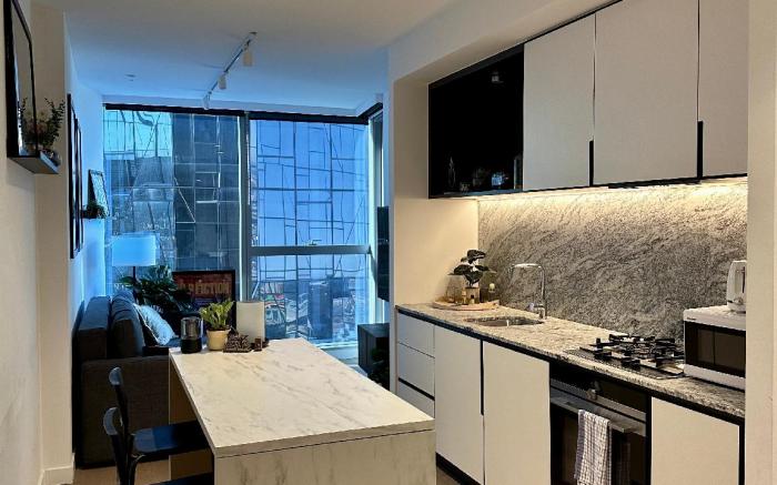 A Comfy Apt Next to Southern Cross