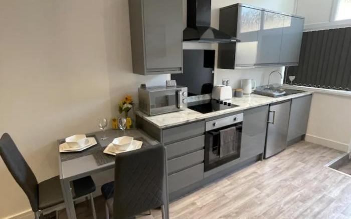 Newly Refurbished Clarendon Apartments, Free WIFI, Parking