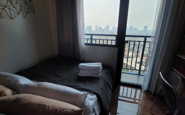 Panoramic View w/ Balcony Near Airport & Sky Way 4