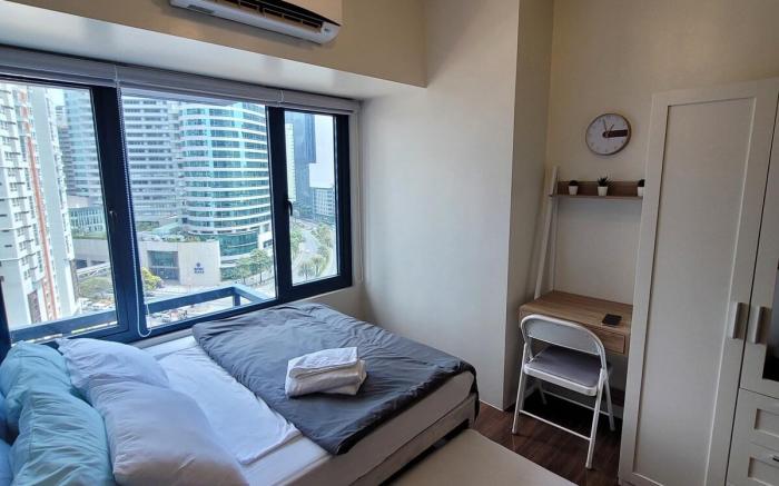 Aesthetic 1br w/ Pool View Near Airport & Sky Way