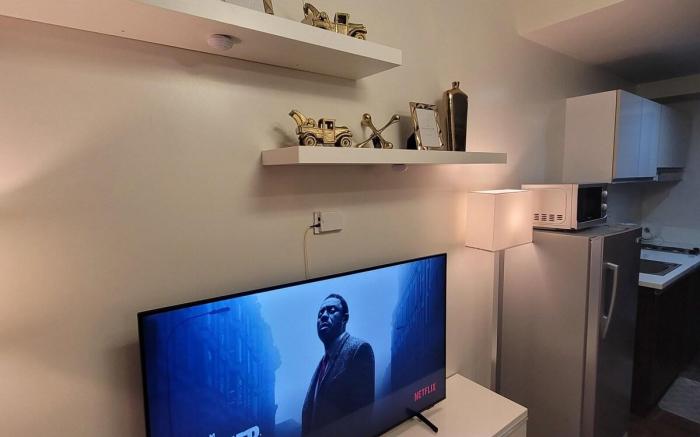 Modern 1br Condo w/ Balcony near Airport & Sky Way