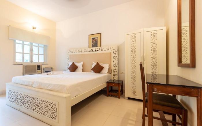 RoomzAway 3902:Poolside Retreat with Wifi Kitchen!