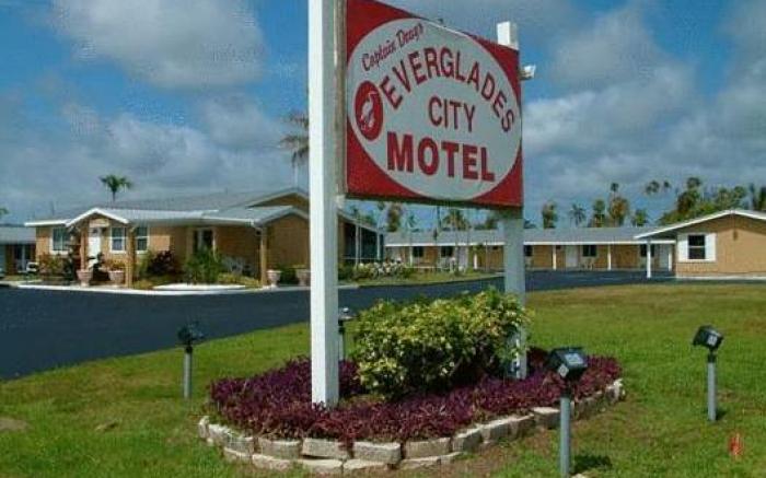 Everglades City Motel - Everglades Adventures Inn