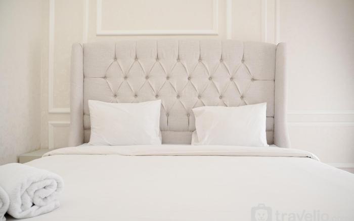 Modern Look and Warm 1BR at Gold Coast By Travelio