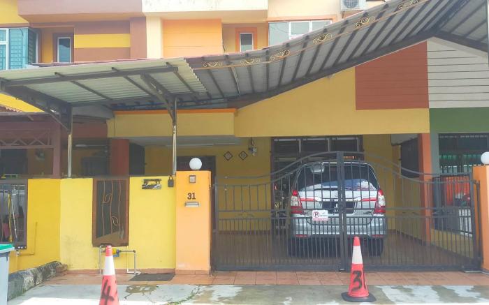 Arissa Homestay Taman Saujana Kluang. 