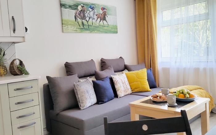 Modern 2 BR Apartment near Town