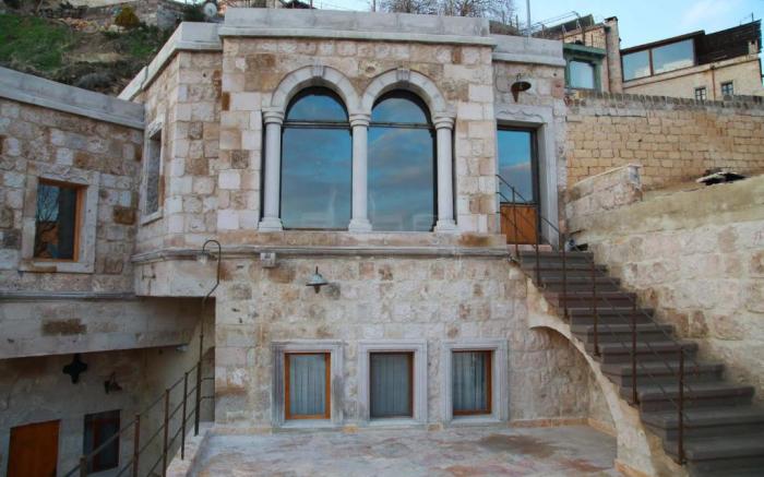 Sarnich Cave Suites