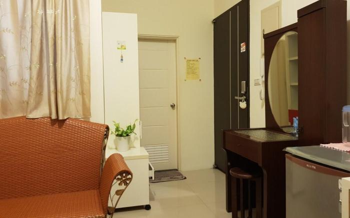 A cozy apartment with an elevator