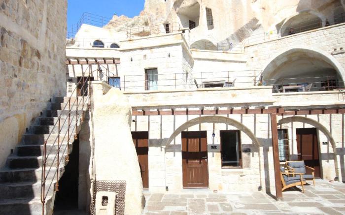 1811 Cave Hotel